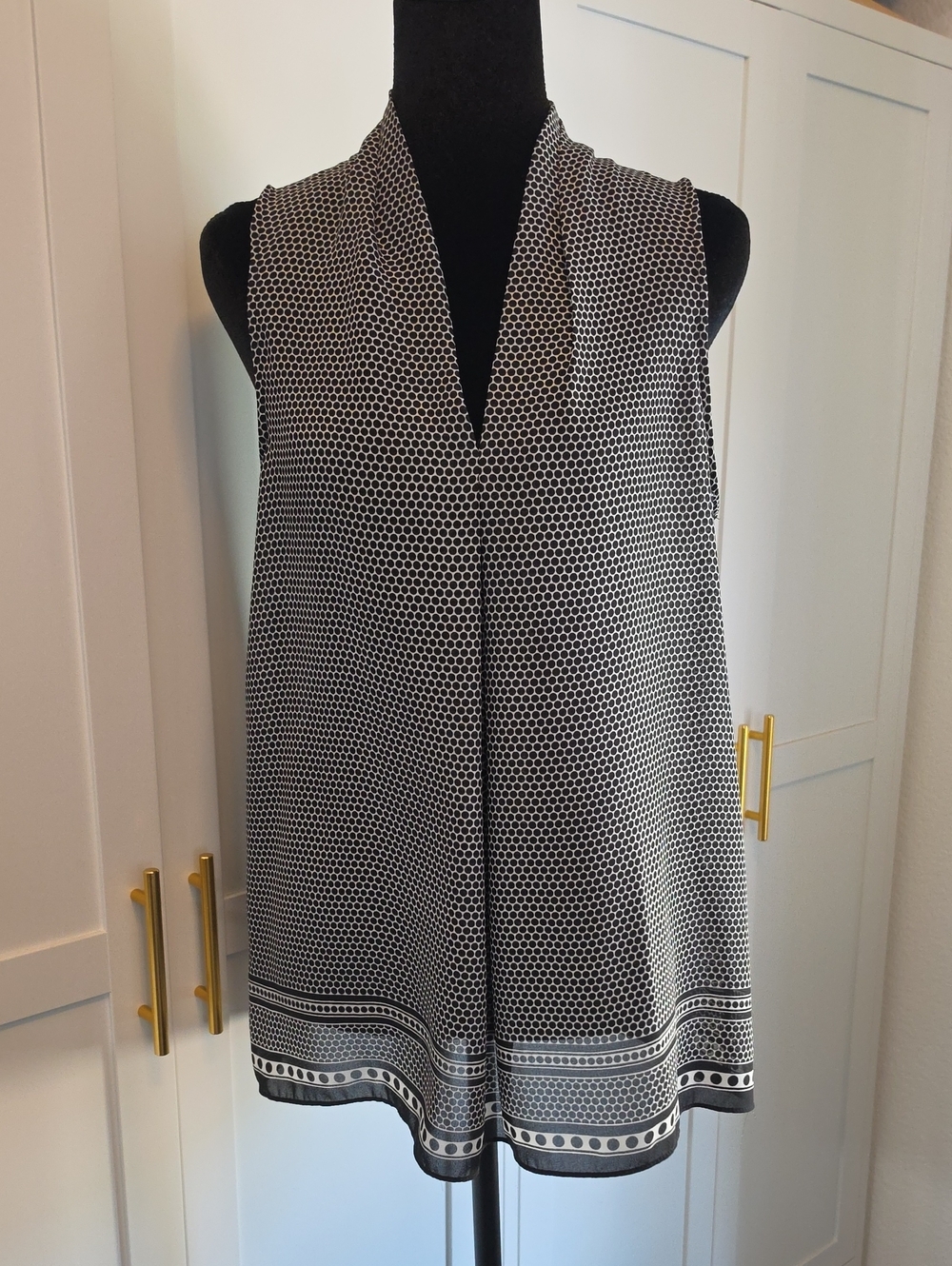 Max Studio Black & White Sleeveless V-Neck Geometric Top - Picture 2 of 10